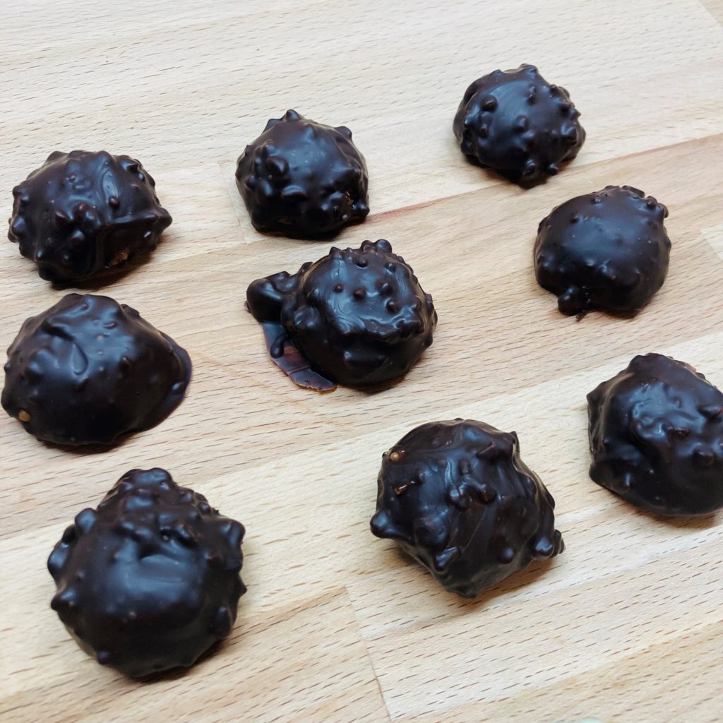 Les rochers pralinés, glaçage au chocolat noir